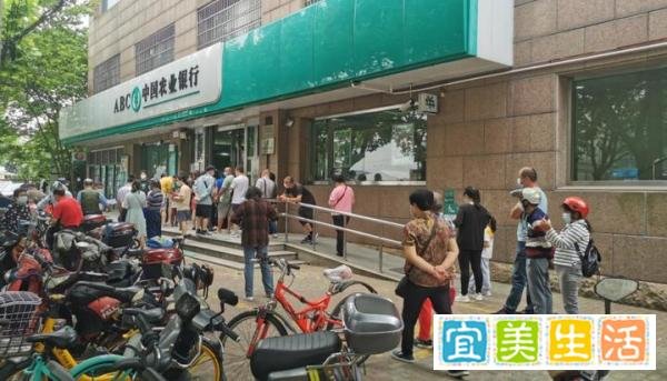 实拍:上海商圈人潮回归再现排队 这是咋情况？