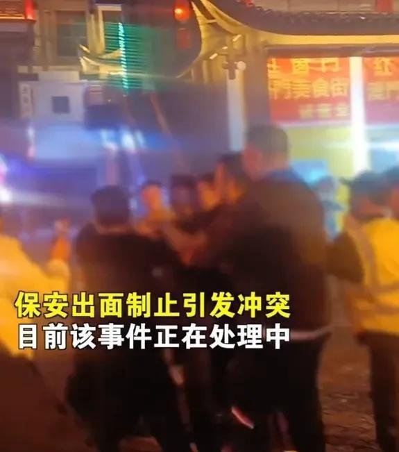 太嚣张！张家界景区一游客骚扰女演员还打保安