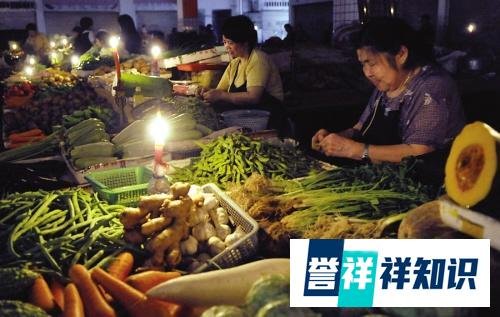 东北限电后部分商铺点蜡烛营业，红绿灯关闭，系列民生问题成焦点