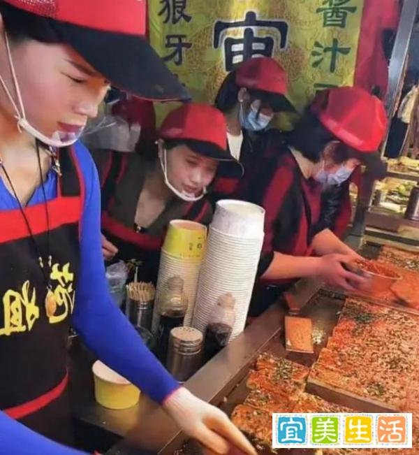 日入9千网红夫妇摊位被关?回应来了