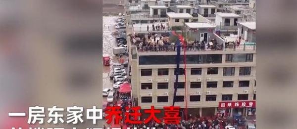 房主乔迁 顶楼倒几十箱礼物遭哄抢 这是咋情况?