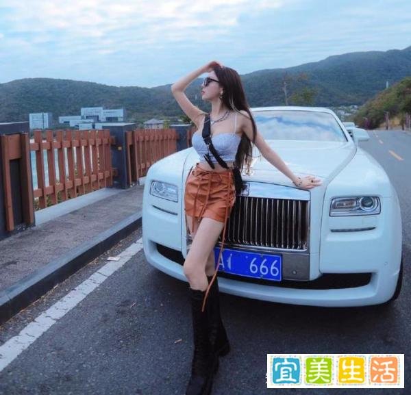 30岁郭美美秀恩爱,和女人当街热吻,背靠600万粉色豪车