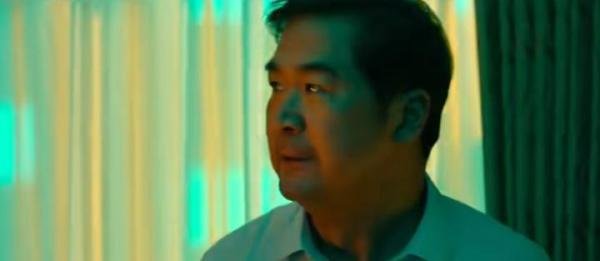 坚如磐石：被郑刚扔掉的手机壳，早已暗示杨晓薇是一张死牌
