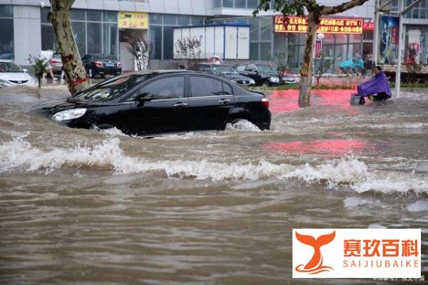 深圳一商贩不惧暴雨,激流中淡定卖炒饭,网友:强者永不抱怨环境
