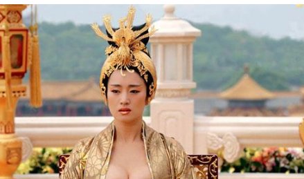 《满城尽带黄金甲》为什么要挤胸？