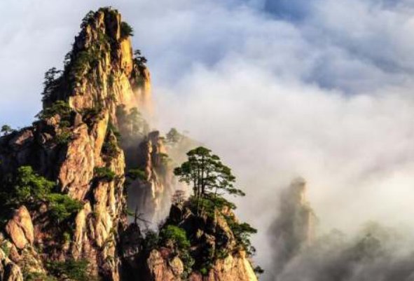 黄山归来不看岳的诗意出自哪首诗？