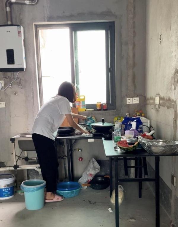 打工十年花光积蓄入住毛坯房女孩近况：忙着装修、相亲、赚钱还房贷！