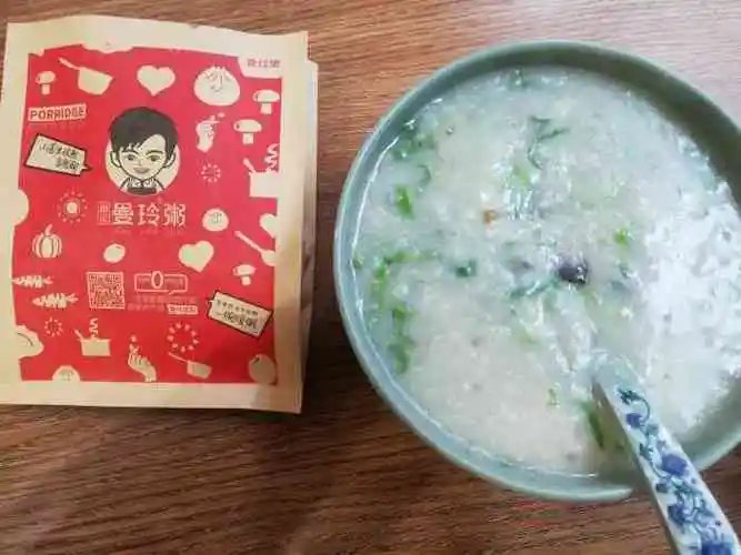 女子投诉曼玲粥铺的豆浆内爬满蟑螂!这件事对曼玲粥铺口碑有何影响?