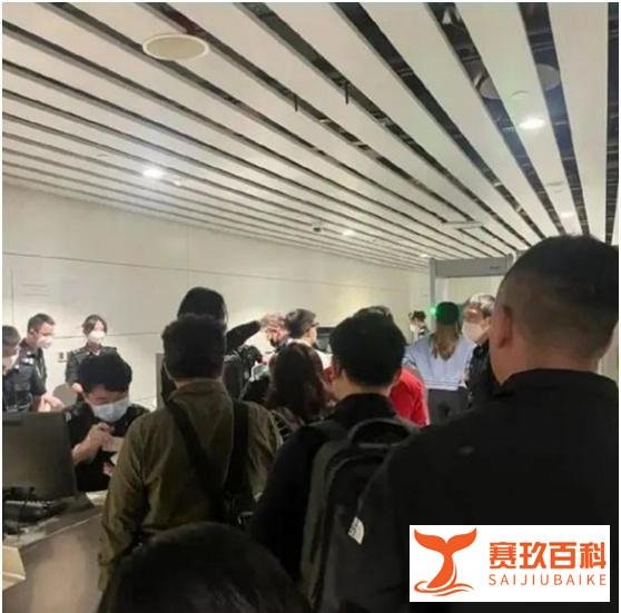 旅客跪求起飞 此前有航班空姐被骂哭