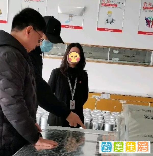 62岁于荣光董事长身份曝光！拍完戏疲惫视察工厂，婚后妻儿成谜