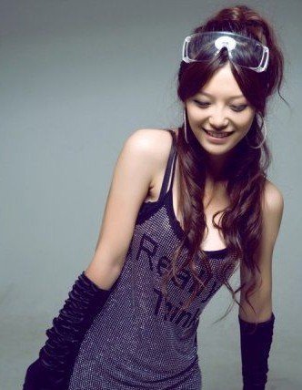 很多论坛都见到这张照片，谁知道她叫什么?