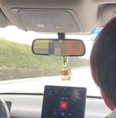 大连一网约车司机闭眼开车？网约车疲劳驾驶隐患