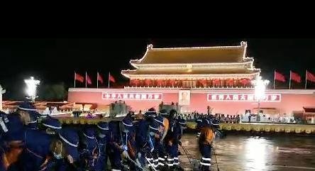 环卫工人连夜清理红毯积水 这是咋情况？