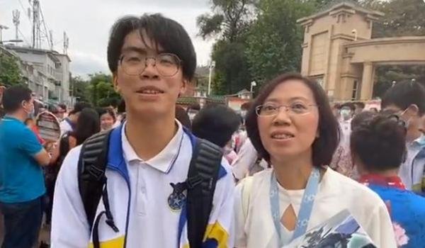 考生一出考场就收到妈妈送的高达模型,网友:现在孩子真幸福