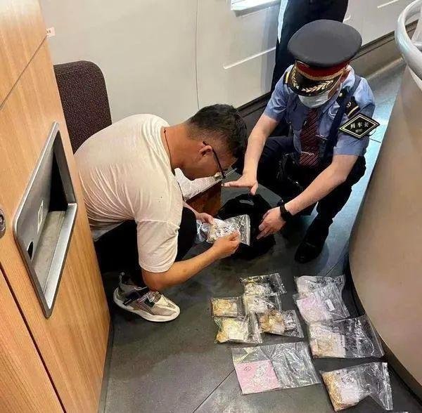 高铁车长捡到百万黄金 这是咋情况?