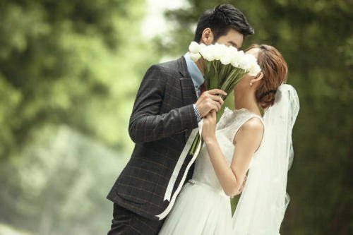 新婚夫妻是门对门邻居,如何看待他们之间的缘分?
