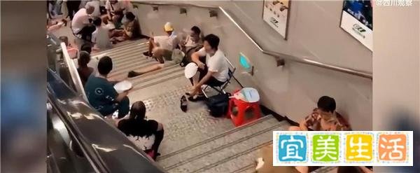 南北冰火两重天？重庆地铁、楼梯上长满了人