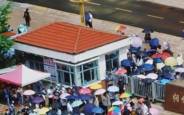 教师被降薪，还要求退还已发工资，老师们怒了？后续回应来了
