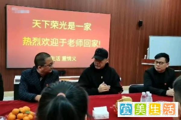 62岁于荣光董事长身份曝光！拍完戏疲惫视察工厂，婚后妻儿成谜