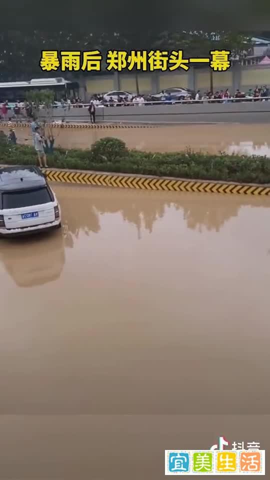 被30万立方米积水灌满的郑州京广北路隧道