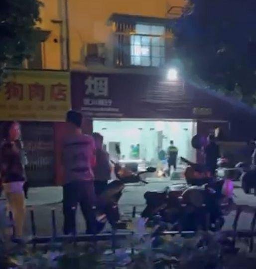 六旬男子伤害1名女性后坠桥身亡 这是咋情况?