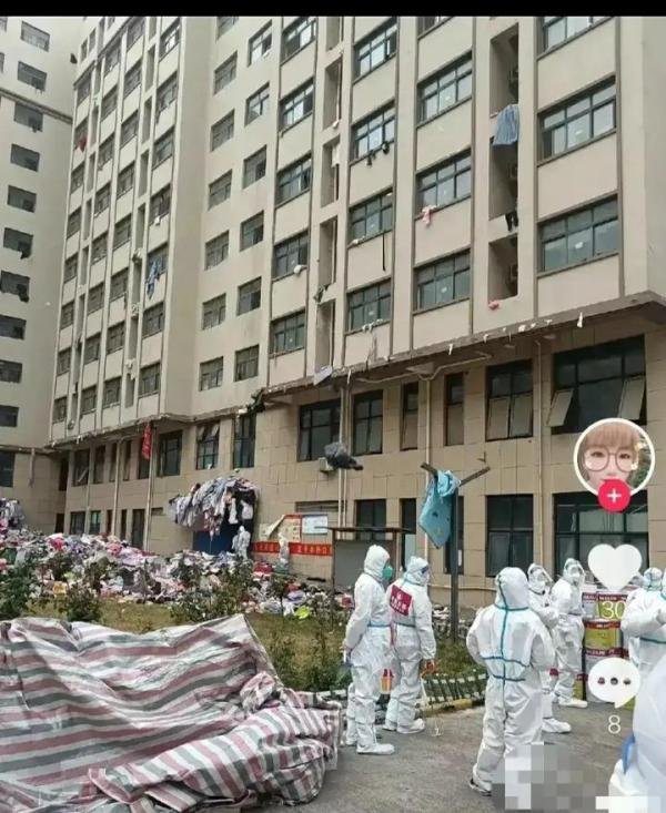 富士康宿舍个人物品堆积如山，垃圾？