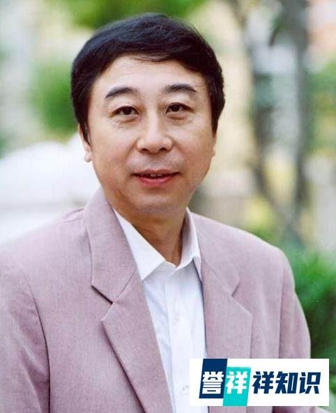 冯巩也老了，背孙子等公交，享受别样的快乐