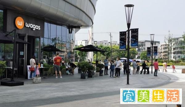 实拍:上海商圈人潮回归再现排队 这是咋情况？