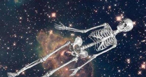 宇航员太空拍摄到浮尸 很可能成为外星球生命的起源(几亿年不腐)