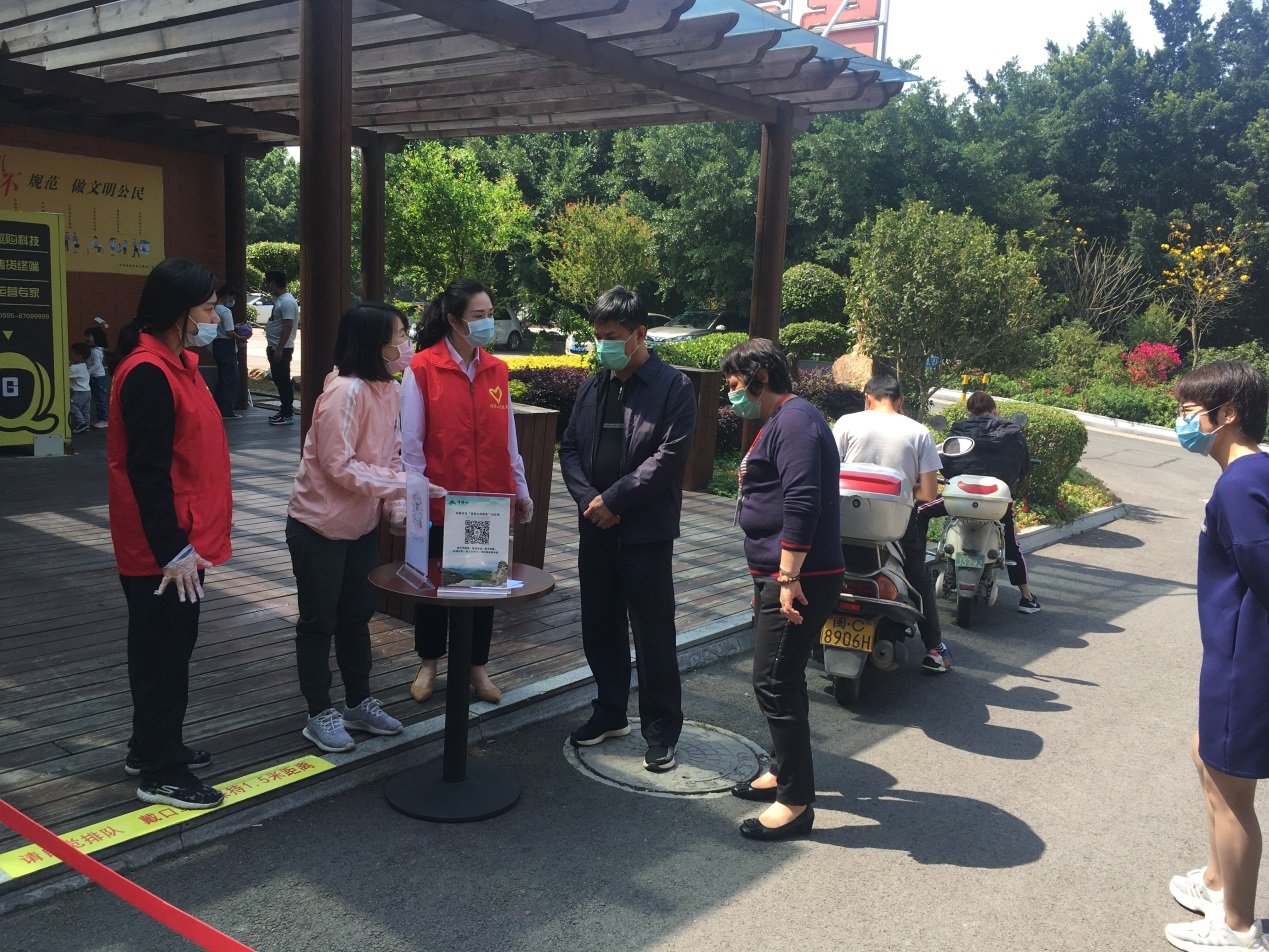 西安女子去乌镇旅游被赶出酒店，一赶了之的行为是否可取？