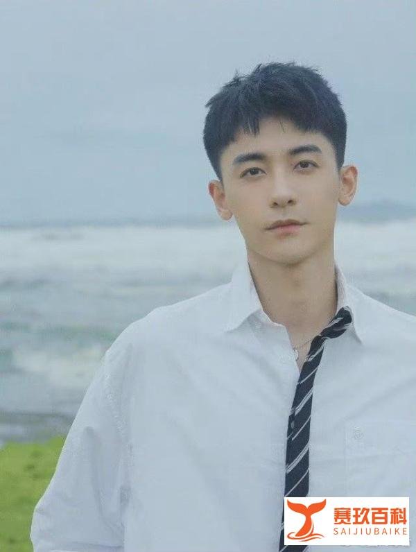 赵志伟与女子街头亲密照曝光，而他之前的绯闻也并不简单