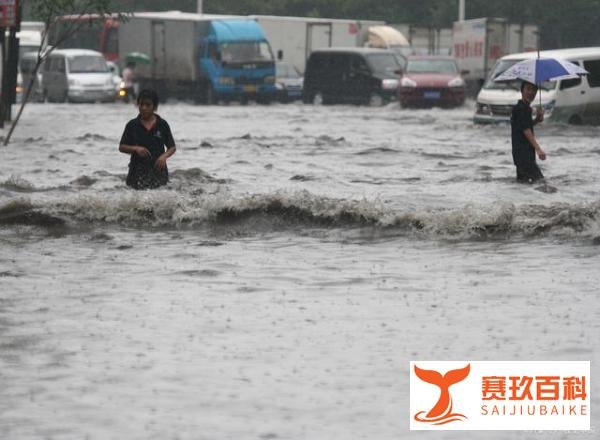 深圳一商贩不惧暴雨,激流中淡定卖炒饭,网友:强者永不抱怨环境