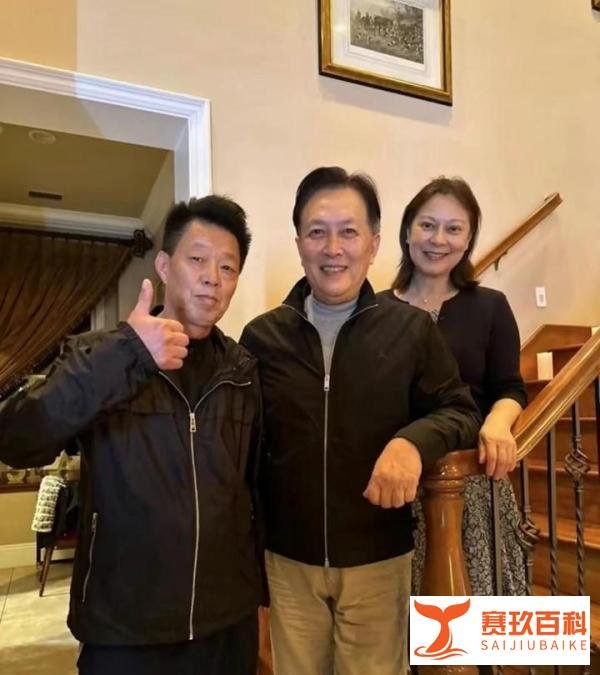 七十岁唐国强现身米国机场，小他十二岁妻子后边跟随，说明了什么