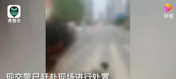 大连一轿车撞飞过马路人群 这是咋情况？