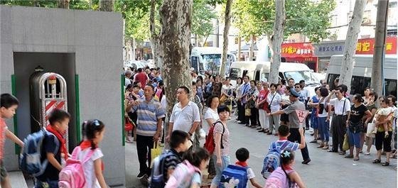 黄冈一男子接孩子放学前嫖娼被抓,点了两个,还说时间够!