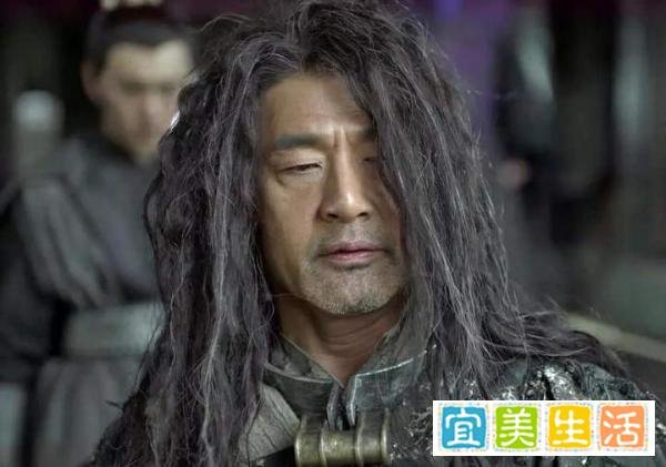 62岁于荣光董事长身份曝光！拍完戏疲惫视察工厂，婚后妻儿成谜
