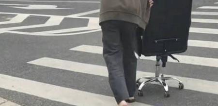 公司倒闭同事们搬椅子电脑回家 这是咋情况？