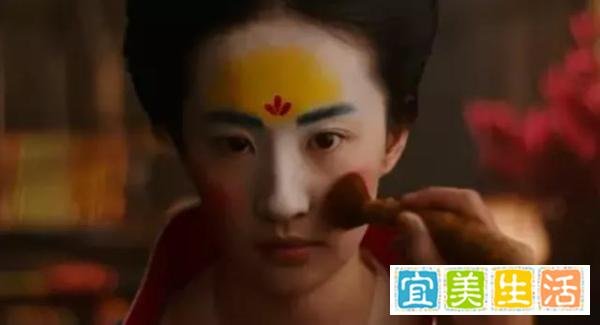 《花木兰》上映差评连连!遭观众吐槽:祠堂里挂红灯笼,剧情胡诌