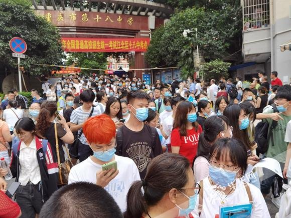 重庆一考生语文考完“抢”第一飞奔出校，如此心态是否能超长发挥？