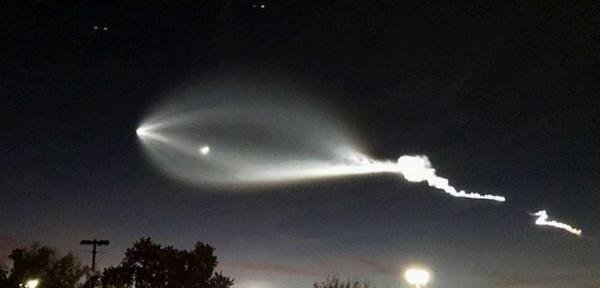 UFO又出现了？台湾省上空现巨型不明火球，高速划过留下痕迹
