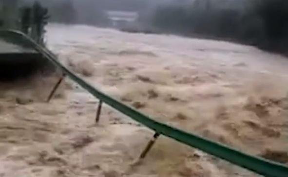 湖北随州暴雨冲塌多间楼房 这是咋情况?