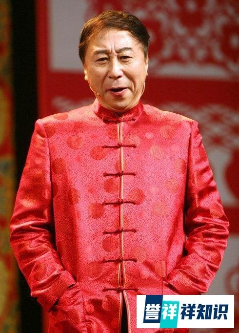 冯巩也老了，背孙子等公交，享受别样的快乐