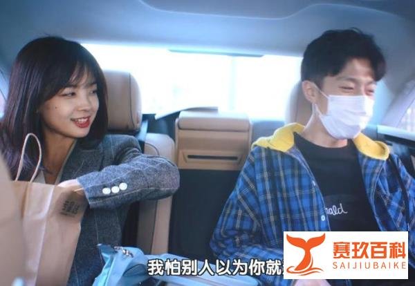 王冰冰戴眼镜变超A学霸，自爆同款裤子买十条，喜欢吃5元烤冷面
