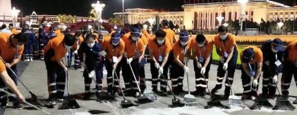 环卫工人连夜清理红毯积水 这是咋情况?