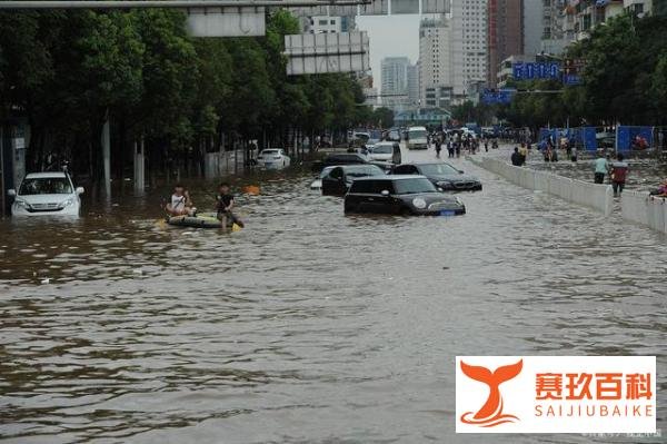 深圳一商贩不惧暴雨,激流中淡定卖炒饭,网友:强者永不抱怨环境