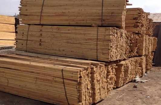 建筑工地一般常用的木方是什么什么规格？重量是多少？