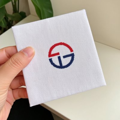 最近想开一个网店来销售十字绣，谁能告诉我几个性价比较高的十字绣品牌及他们的网站，定重谢！呵呵！