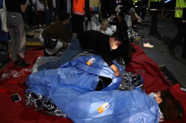梨泰院踩踏事件遗属推倒总统花篮被警察阻拦，当时还发生了什么？