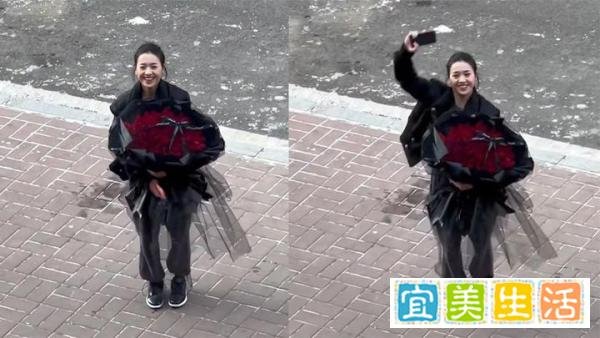 女生手捧99朵玫瑰站在楼下送男友：我就想当给他送花的第一个女生