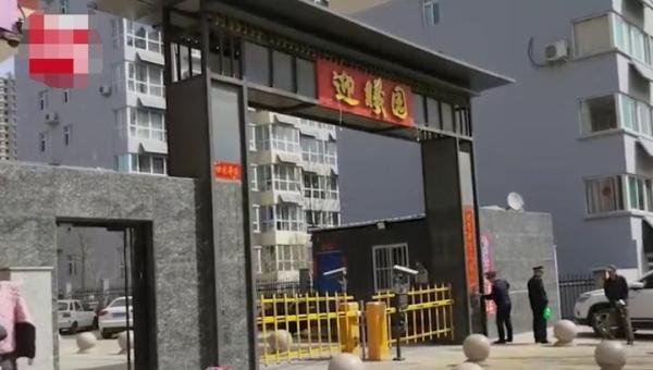 执法队撕扯商户对联遭市民谩骂 这是咋情况?
